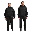 Model Left: Stella is 5’7” wearing size M
Model Right: Jenry is 6’0” wearing size M