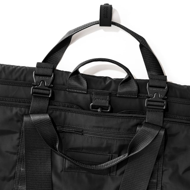 Detail shot of Capri garment bag in onyx