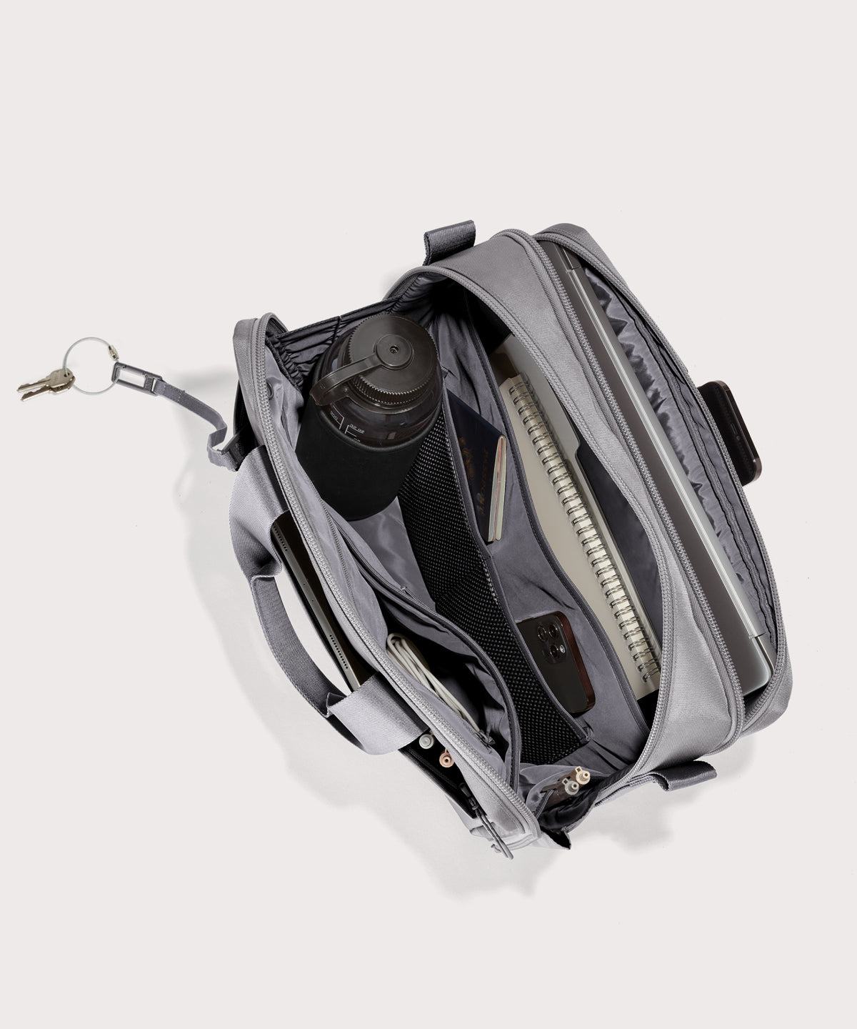 dagne-2025-Travel_Berlin_Ash_Topdown_Accessories