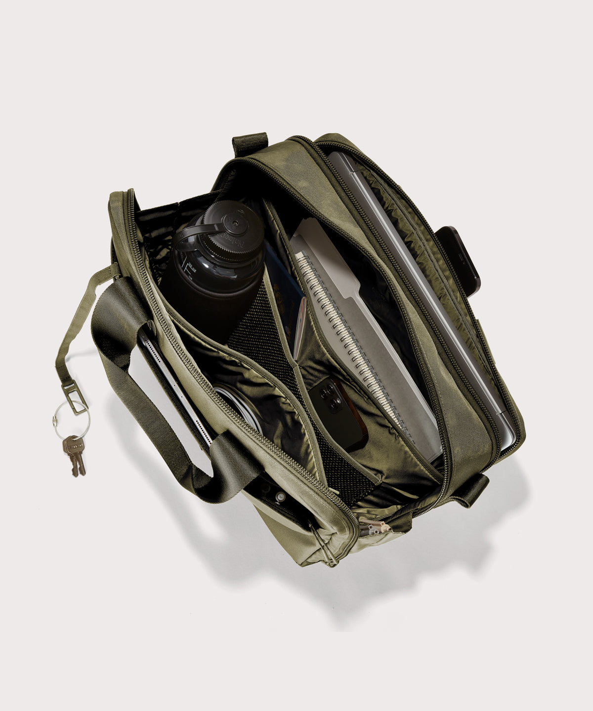 dagne-2025-Travel_Berlin_DarkMoss_Topdown_Accessories