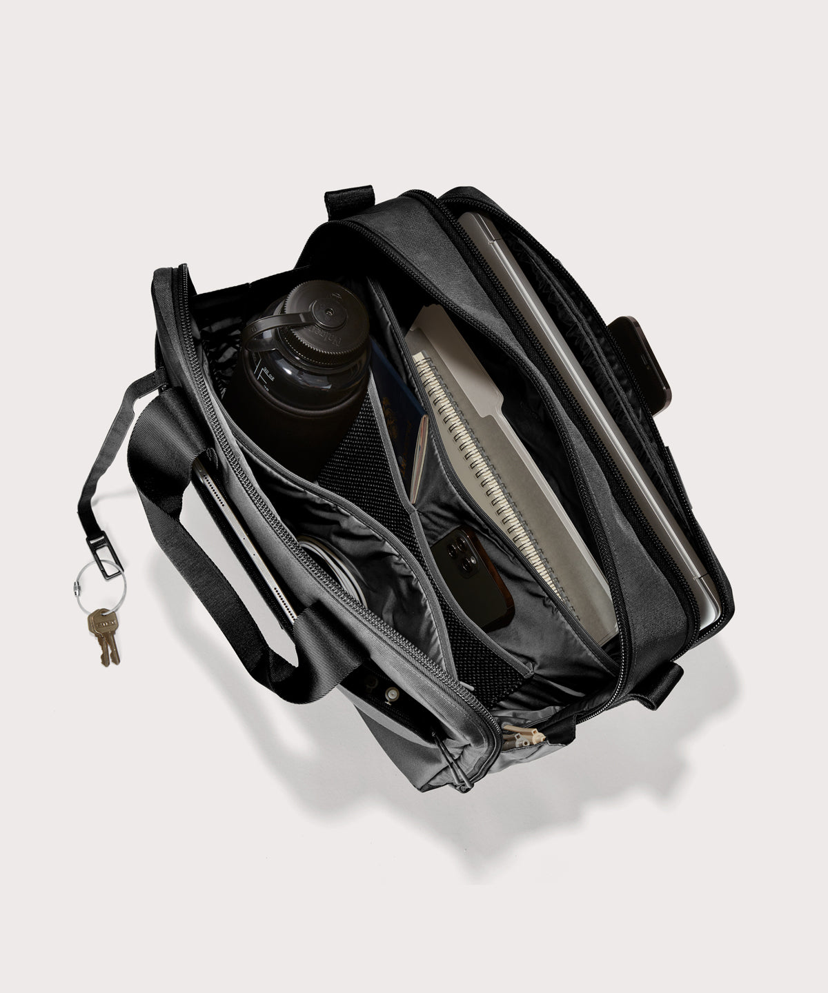 dagne-2025-Travel_Berlin_Onyx_Topdown_Accessories