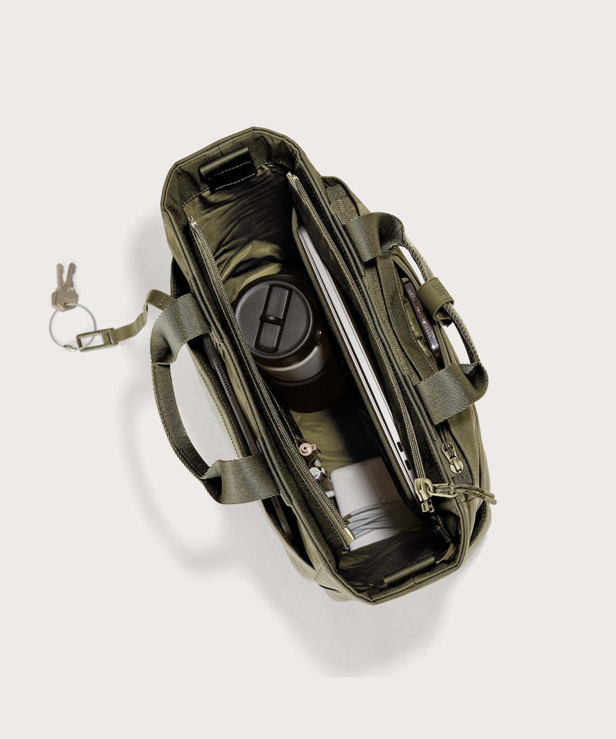 dagne-2025-Travel_Petra_DarkMoss_Topdown_Accessories