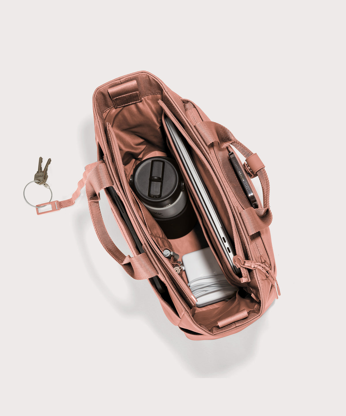 dagne-2025-Travel_Petra_WarmDust_Topdown_Accessories